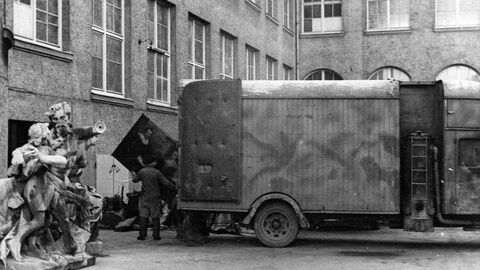 Central Collecting Point Wiesbaden: Gemälde, die in einen Transporter geladen werden.