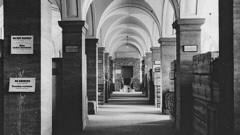 Central Collecting Point Wiesbaden: langer Gewolbegang