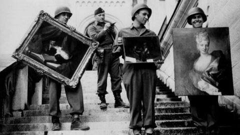US-Soldaten mit Gemälden auf der Treppe von Schloss Neuschwanstein im Mai 1945 Soldaten mit Gemälden in den Händen