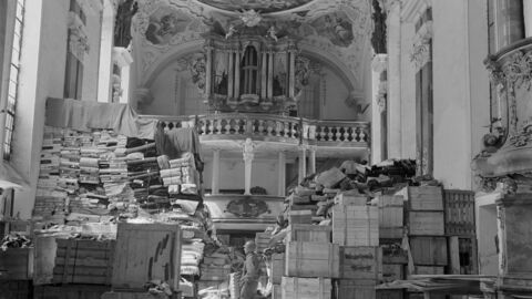 Die Schlosskirche Ellingen als Lagerstätte 1945. Truppen der dritten US-Armee fanden dieses Lager. Die Schlosskirche Ellingen als Lagerstätte 1945. Truppen der dritten US-Armee fanden dieses Lager.