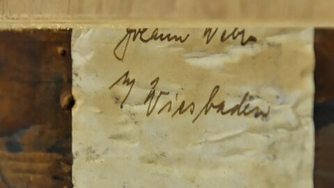 Detail der Rückseite des Gemäldes von Dora Hitz, Klebezettel mit der Aufschrift „Johann Weber M Wiesbaden“ Detail der Rückseite des Gemäldes von Dora Hitz, Klebezettel mit der Aufschrift „Johann Weber M Wiesbaden“