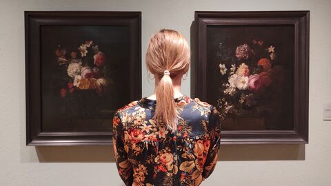 Gaspar P. Verbruggen d. J., Zwei Blumenstücke Frau vor zwei Gemälden