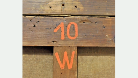 Details der Rückseite: 10 W auf Holz