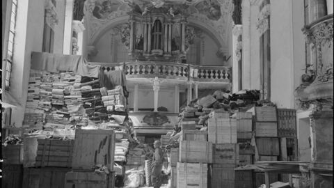 Collecting Point der US Army für Nazi-Raubgut nach Kriegsende 1945 in der Schlosskirche von Ellingen (Franken)  Collecting Point der US Army für Nazi-Raubgut nach Kriegsende 1945 in der Schlosskirche von Ellingen (Franken)