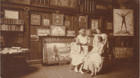 Fidus in seinem Atelier in Woltersdorf Mitte der 1930er Jahre – hinter ihm hängt das Bild „Tröstender Schoß“ Fidus in seinem Atelier in Woltersdorf Mitte der 1930er Jahre – hinter ihm hängt das Bild „Tröstender Schoß“